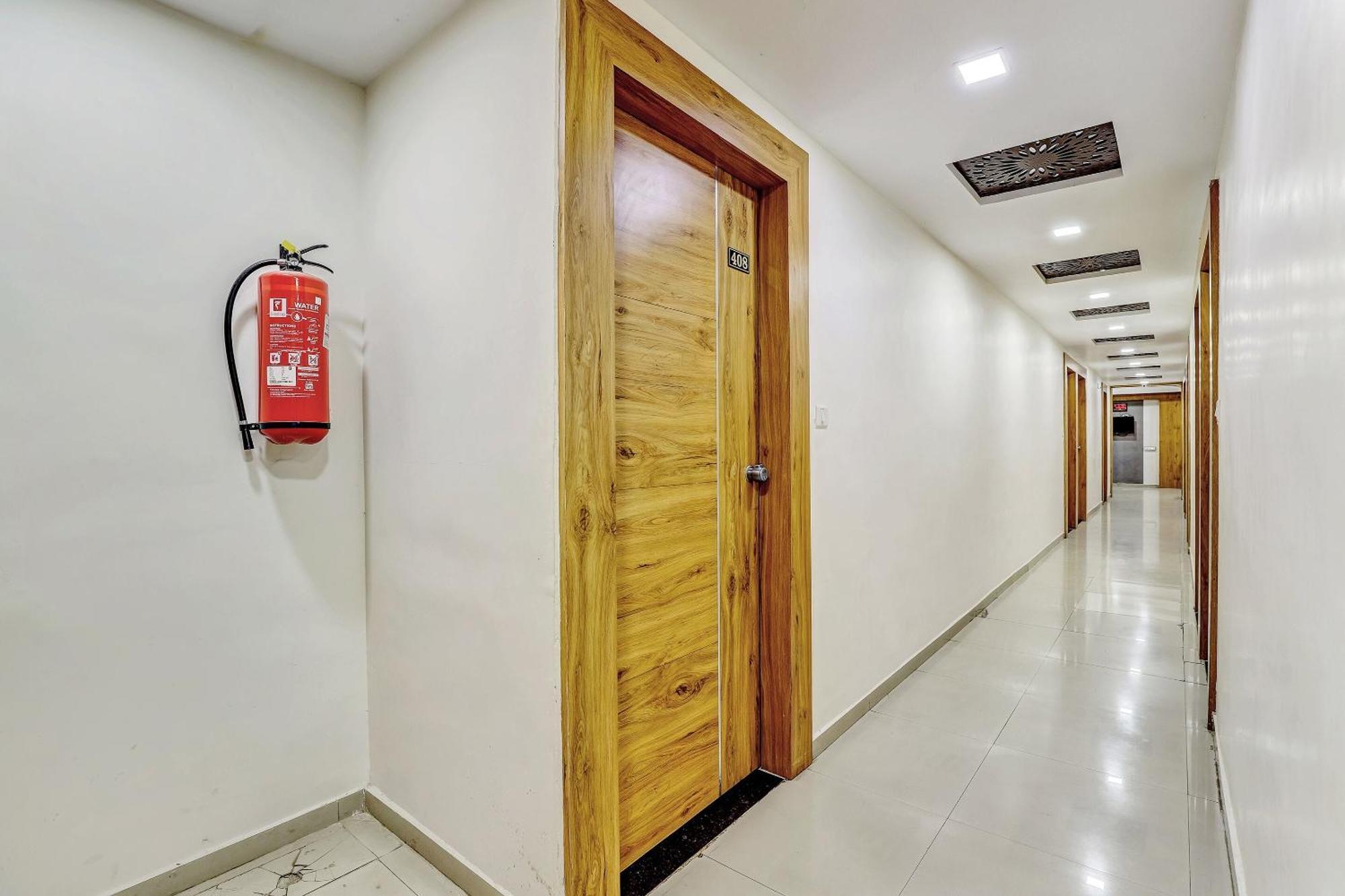 Hotel Capital O Maple View Naroda Exterior foto